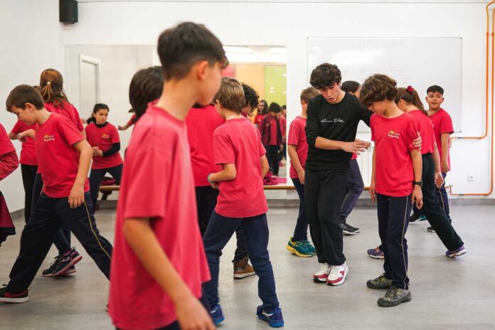 Coles con ESO, menos pantallas y jornada partida: estas son las medidas educativas pioneras en Madrid