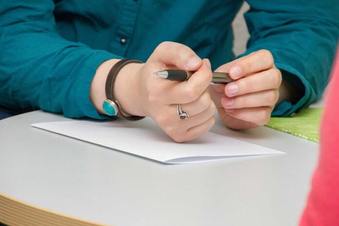Los menores de 30 años que estudien FP y trabajen podrán deducirse hasta 400 euros del precio de su matrícula