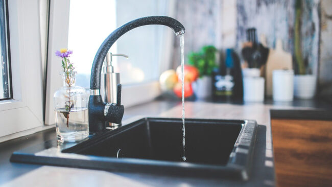 La Comunidad de Madrid, región de España que consume menos agua embotellada con 42 litros por debajo de la media