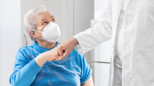 Gripe: La Comunidad de Madrid recomienda el uso de mascarillas en residencias