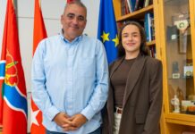El alcalde recibe a la karateca sanfernandina Carla Guardeño