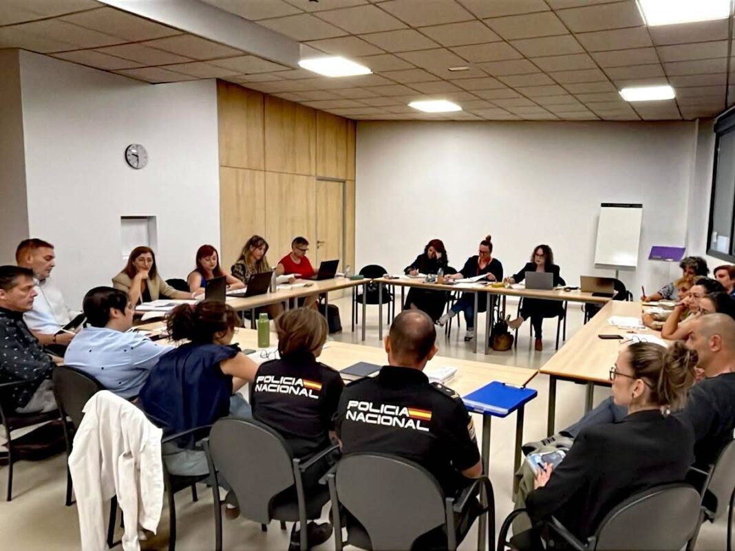 Educación reúne a los equipos directivos de los siete colegios para coordinar el curso - imagen 1